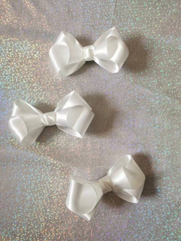 School bow hairclip. 5cm x 10cm - Image 3